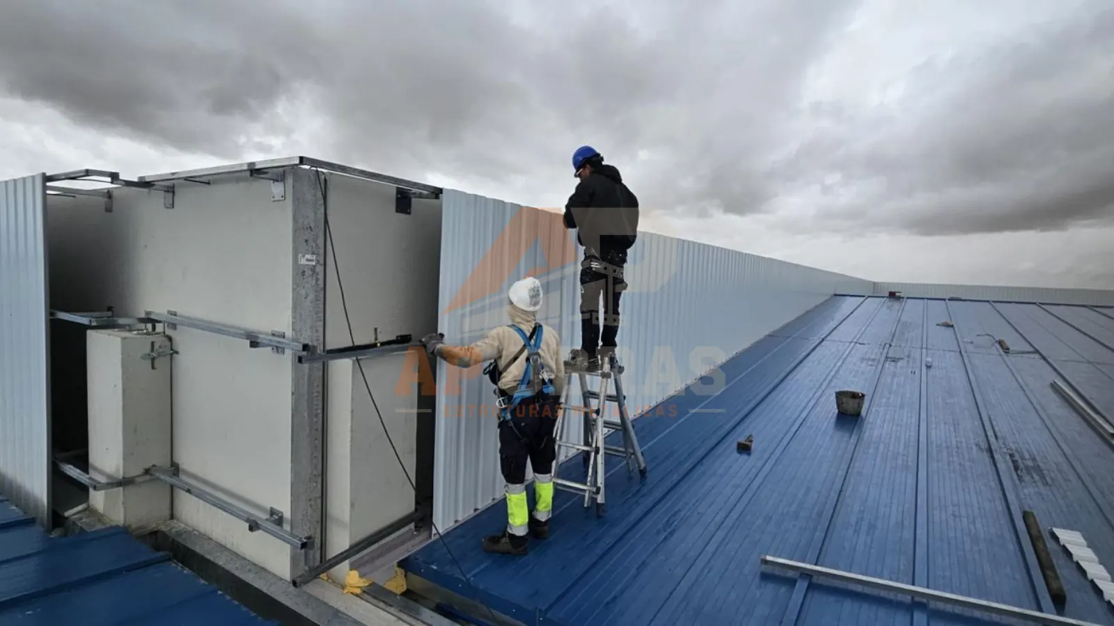 AP OBRAS engineering team inspecting a steel structure on a construction site in Portugal