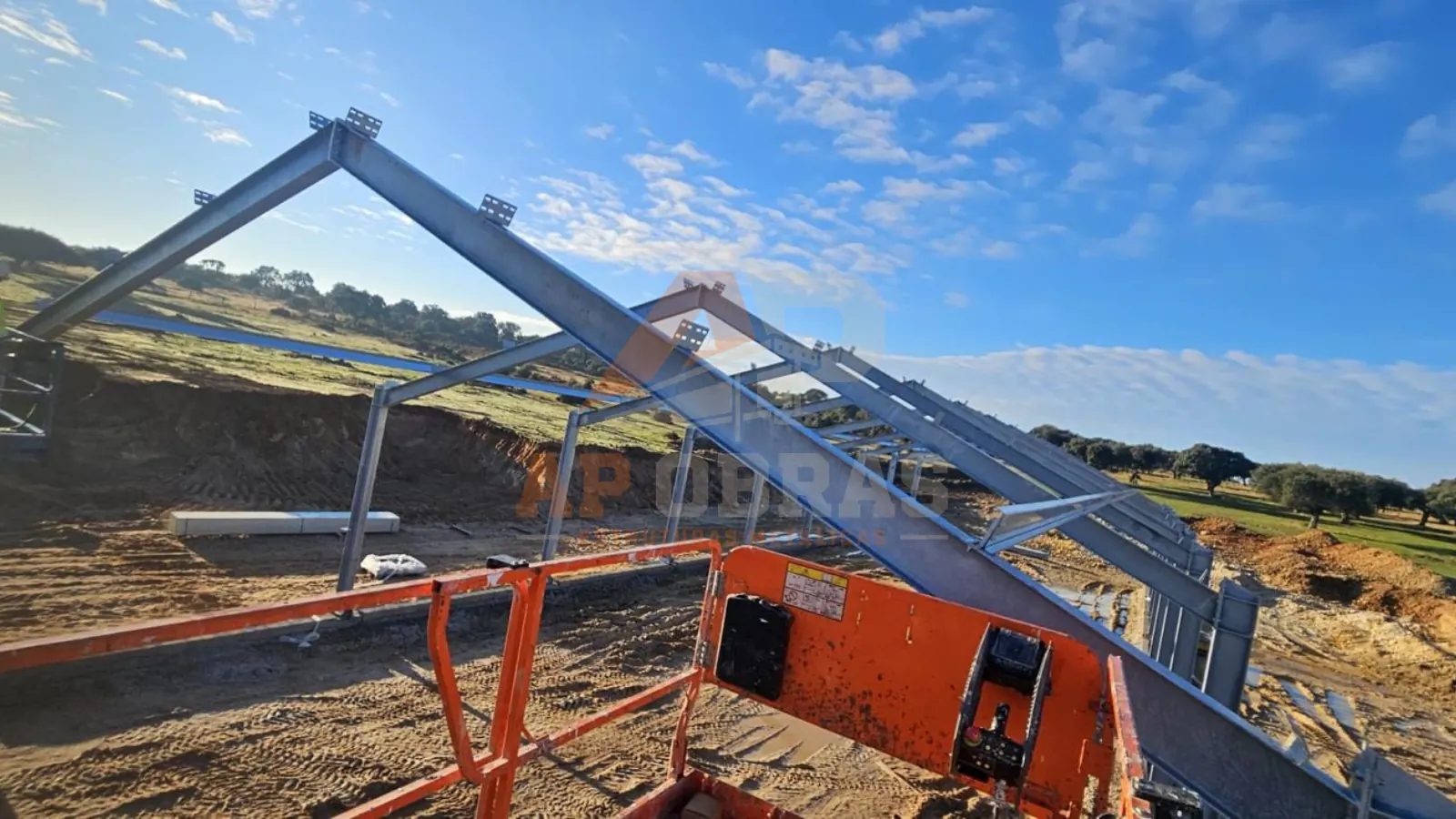 Soldadura — Montagem de Cobertura — Pórticos project by AP OBRAS, Lda