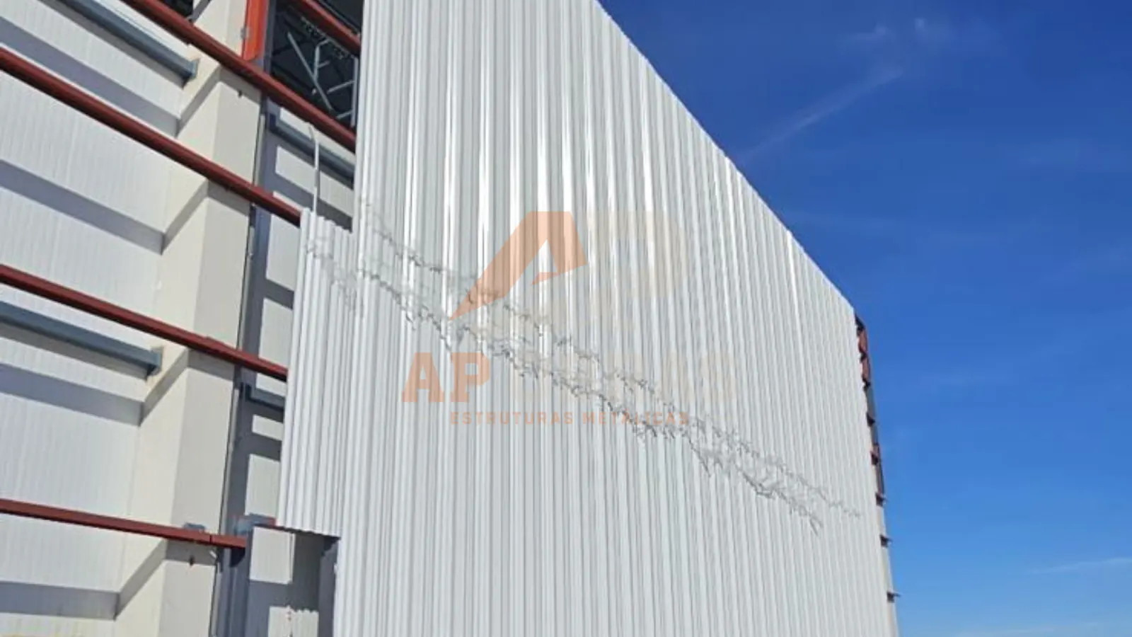 Estrutura Industrial — Revestimento Metálico Exterior project by AP OBRAS, Lda